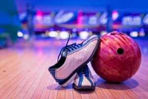 Bowlingschoenen en bal