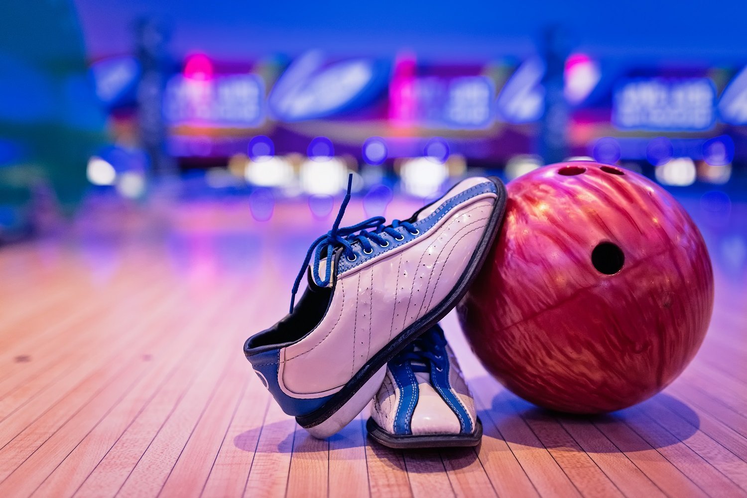 Bowlingschoenen en bal